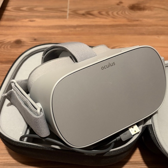 OCU LUS Gray Standalone VR Headset with Case